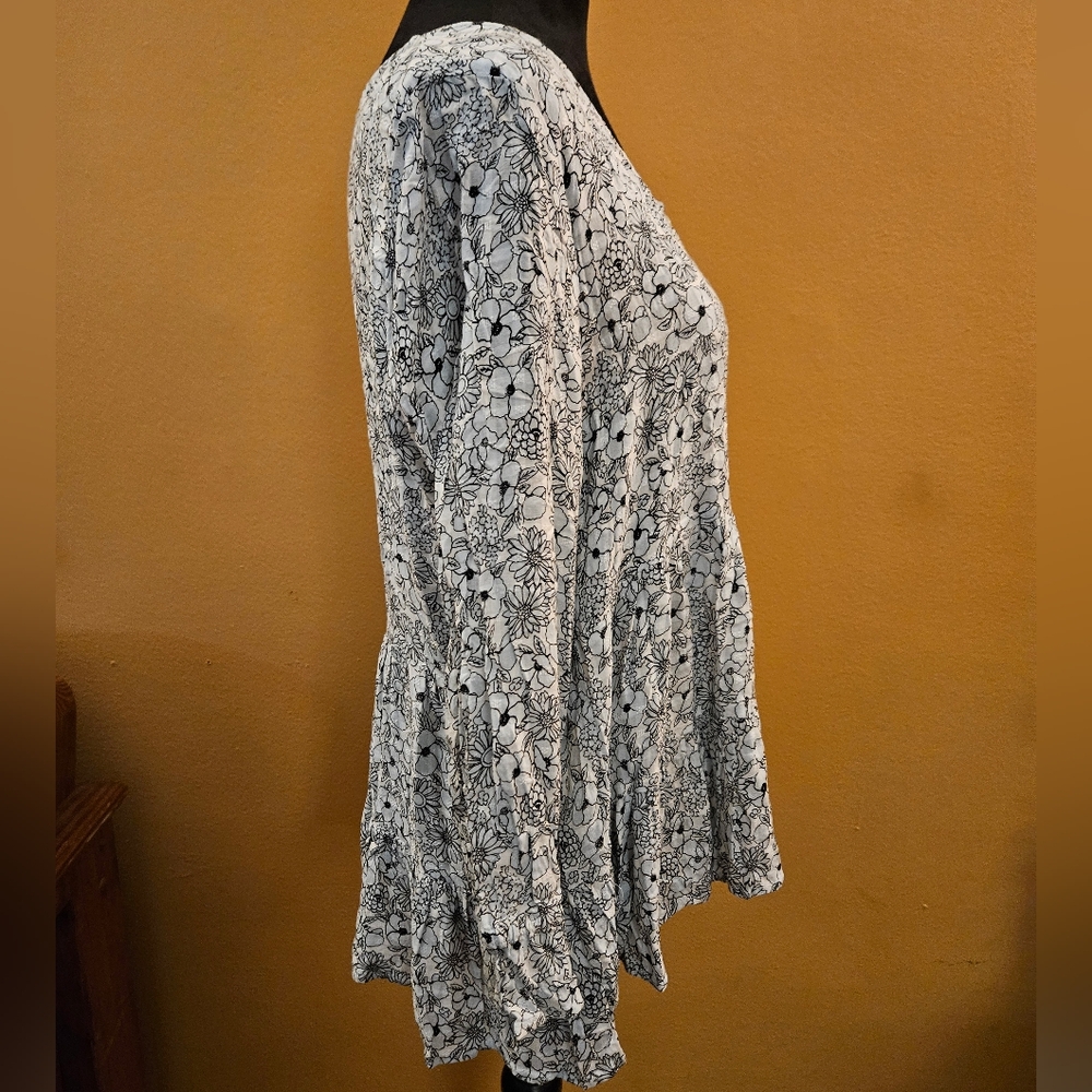 Jane and Delancey Black and White Bell Sleeve Blouse - Picture 4 of 7